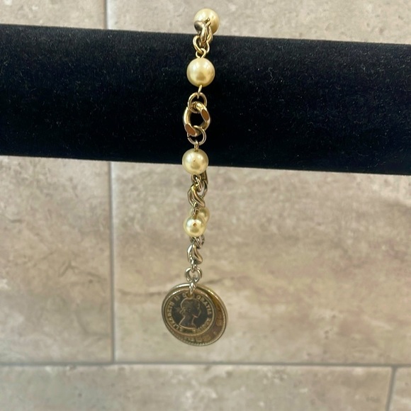 Kent Vintage signed coin charm faux pearl bracelet - Picture 4 of 6